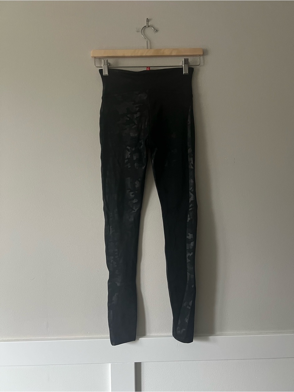 SPANX Faux Leather Camo Leggings Matte Black High Rise Size S NWT - Picture 4 of 9